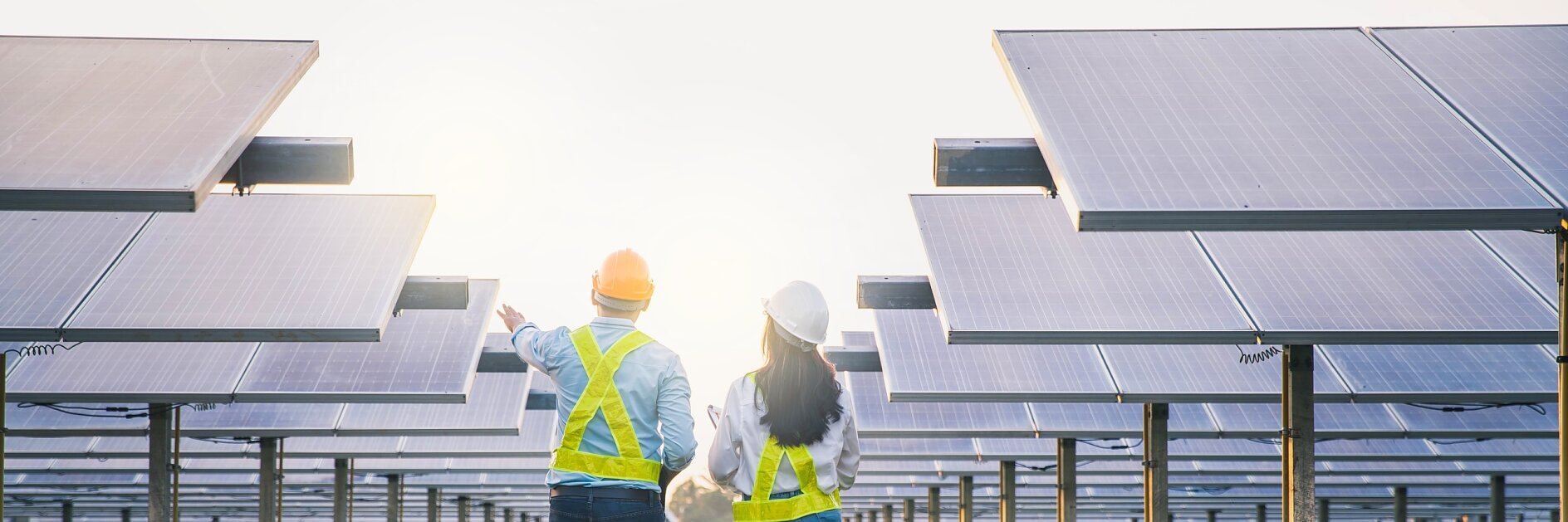 男女員工維護太陽能收集板。在太陽能發電行業檢查和維護設備的工程師。